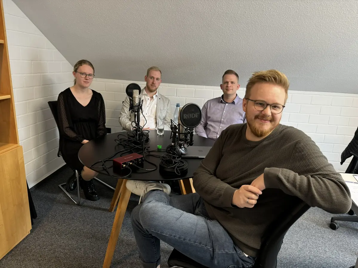 Steuerberater RKK beim Karriere Kompass Podcast der ZGO – Einblicke in Ausbildung und Karriere im Steuerwesen Podcast-Aufnahme bei Steuerberater RKK: Moderator Daniel mit Auszubildenden und Kollegen beim Karriere Kompass der ZGO
