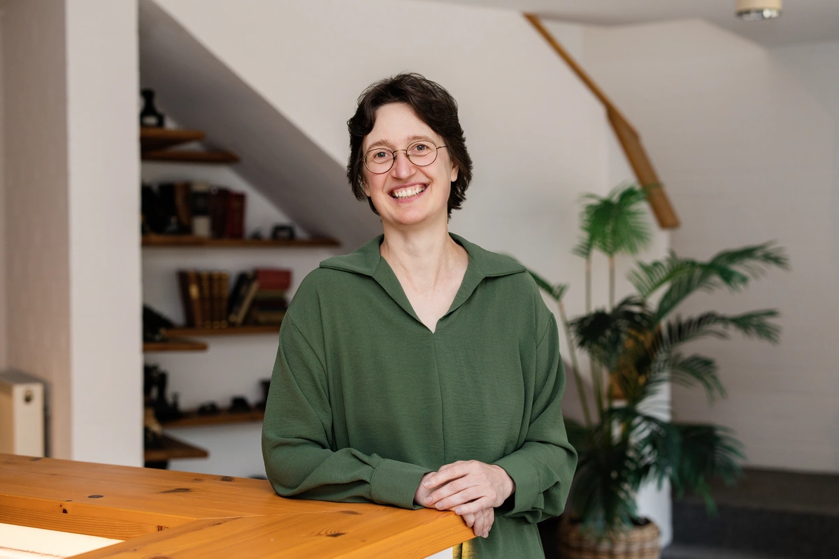 Alida Anna Albrecht – Mitarbeiterin bei Steuerberater RKK in Rhauderfehn Portrait von Alida Anna Albrecht – lächelnd im grünen Oberteil im modernen Büro der Kanzlei RKK